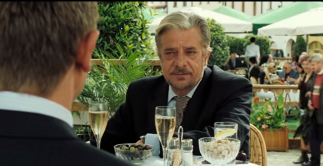 Giancarlo Giannini v bondovce Casino Royale.