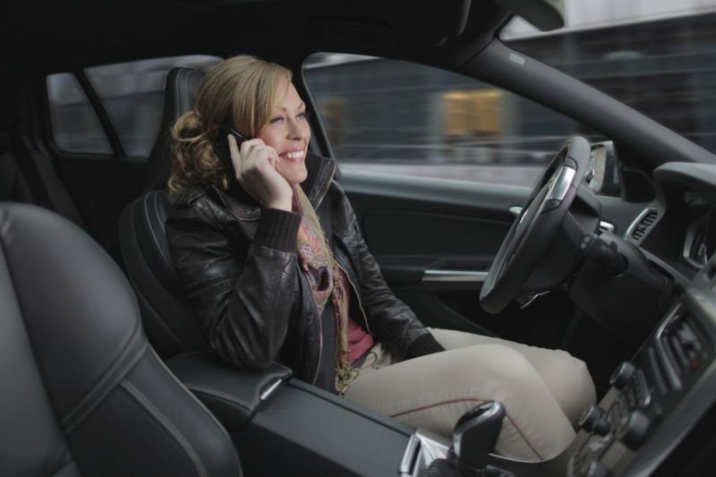 Autonomní řízení dovolí telefonování za jízdy, než bude autopilot, je používání mobilu za volantem rizikové (ilustrační foto). Autonomní řízení dovolí telefonování za jízdy, než bude autopilot, je používání mobilu za volantem rizikové (ilustrační foto).