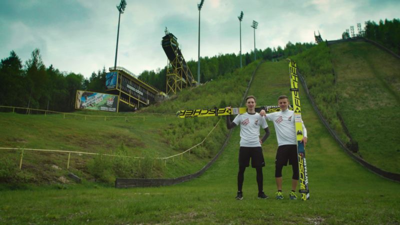 Mladí skokani na lyžích Tomáš Vančura a Viktor Polášek.