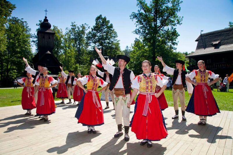 Na festivalu Jánošíkův dukát se přestaví přes 20 folklorních souborů. Na festivalu Jánošíkův dukát se přestaví přes 20 folklorních souborů.