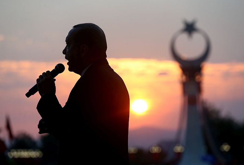 Turecký prezident Recep Tayyip Erdogan mluví před prezidentským palácem v Ankaře k příležitosti výročí nezdařeného loňského puče.