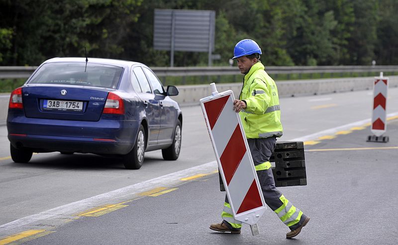Silnice I/34 je součástí mezinárodního tahu E551. Přestavbou její části u Pelhřimova zmizí úzký úsek se zatáčkami, klesáním a stoupáním (ilustrační foto).