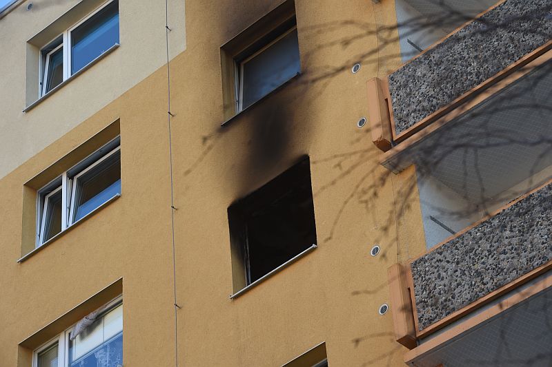 Mohutný požár vyhnal z jirkovského paneláku 17. února skoro stovku lidí. Při ohledání našli hasiči dvě těla, staršího muže a jeho syna.