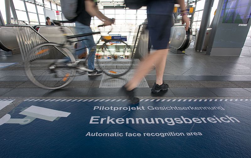Systém má v reálném čase porovnávat obličeje lidí s různými databázemi. Případného útočníka nebo jinou hledanou osobu by tak měl rozpoznat během okamžiků.