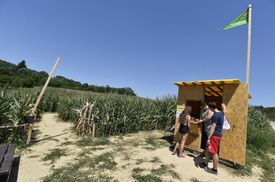 Turisté mohou spojit procházku v bludišti s hrou.