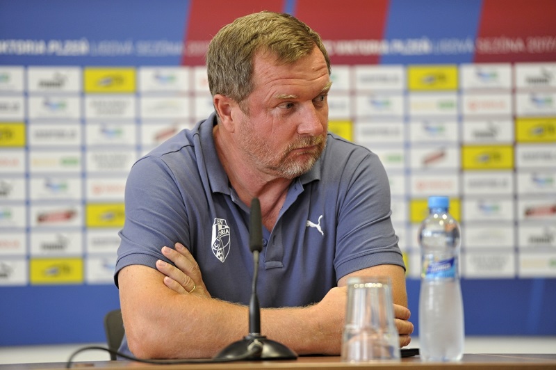 Kouč fotbalistů Plzně Pavel Vrba na tiskové konferenci před zápasem proti FCBS Bukurešť.