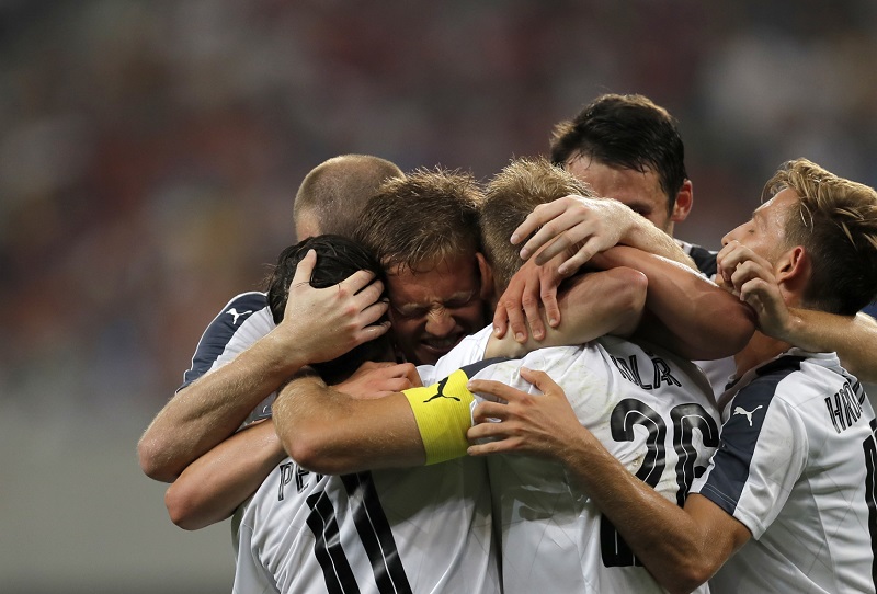 Fotbalisté Plzně a jejich radost ze vstřeleného gólu v prvním utkání třetího předkola Ligy mistrů proti týmu FCSB Bukurešť.