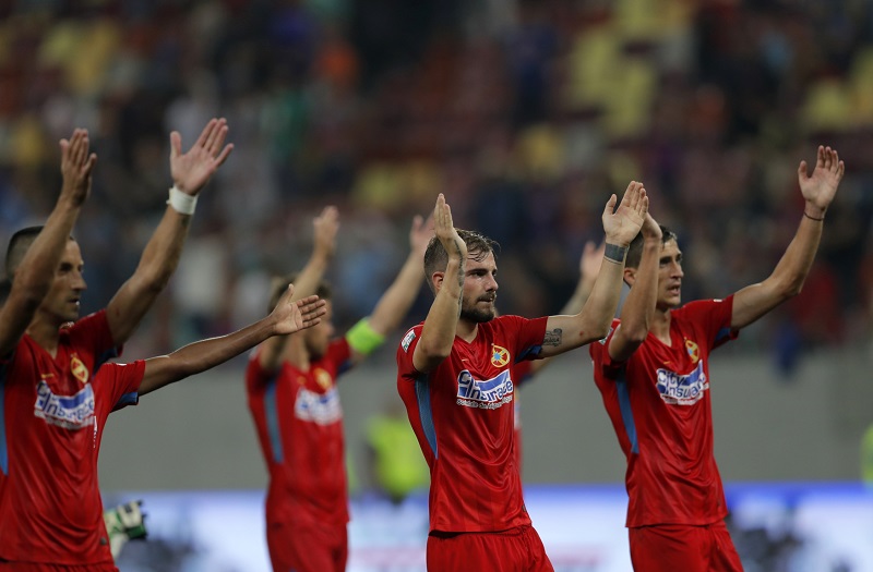 Fotbalisté FCSB Bukurešť děkují fanouškům za podporu v zápase proti Plzni.