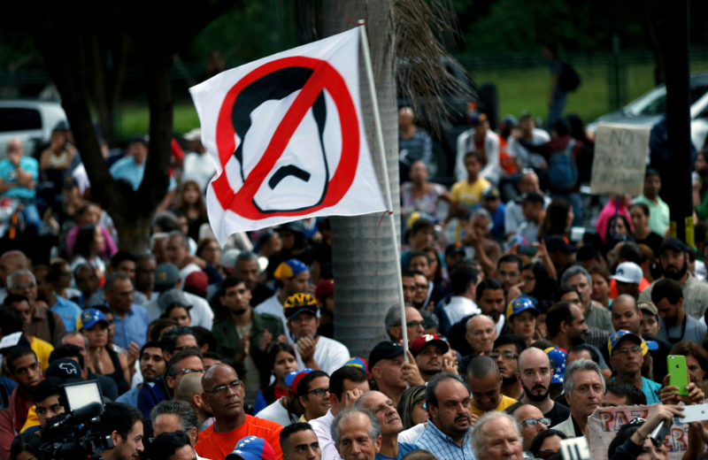 Jeden z téměř každodenních protestů ve Venezuele.