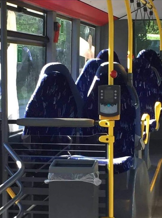 Ženy v burkách, nebo prázdný autobus? Správně je druhá možnost.