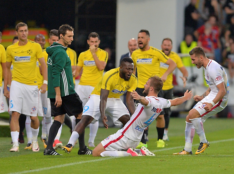 Hráči FCSB se radují z gólu do sítě Plzně.