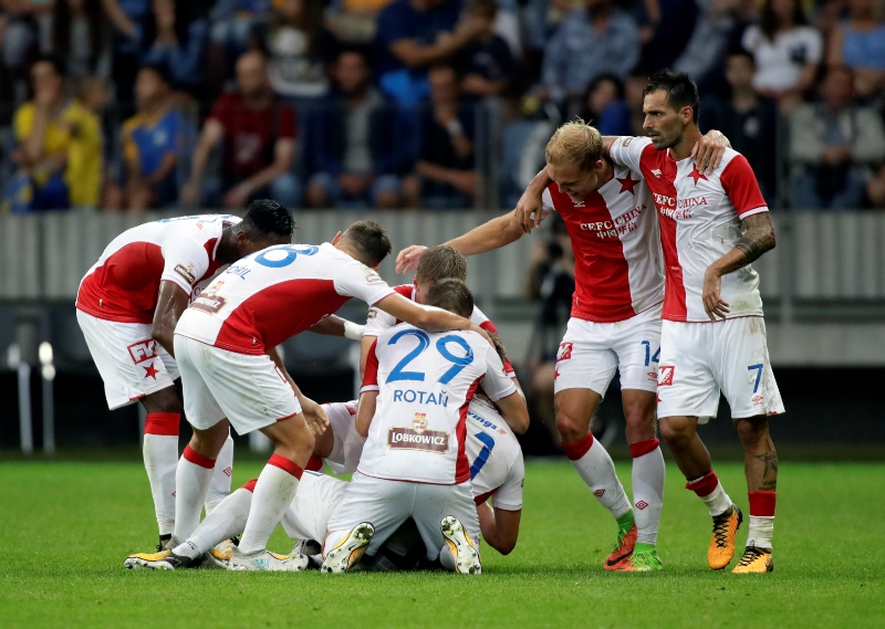 Fotbalisté Slavie se radují z postupu do čtvrtého předkola Evropské ligy.