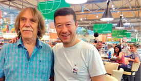 Jarek Nohavica (vlevo) a Tomio Okamura. Jarek Nohavica (vlevo) a Tomio Okamura.