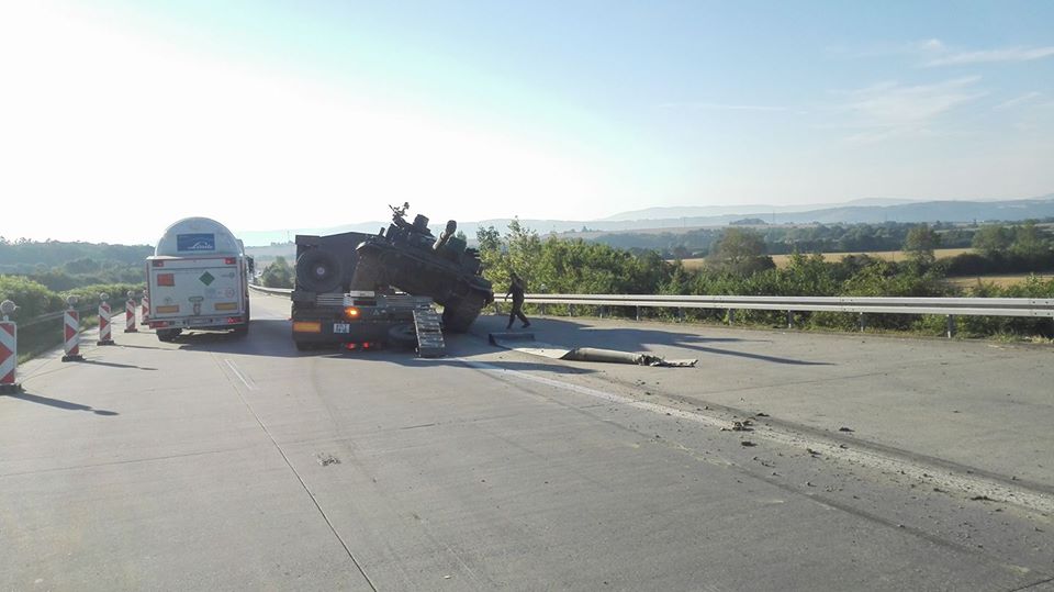 Nehoda s tankem na D35.