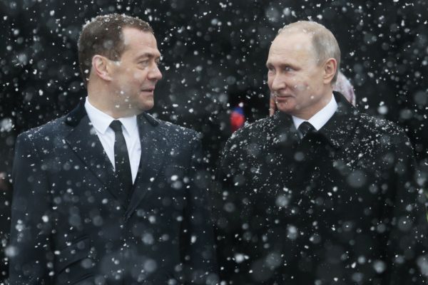 Ruský premiér Dmitrij Medveděv (vlevo) a ruský prezident  Vladimir Putin (vpravo).