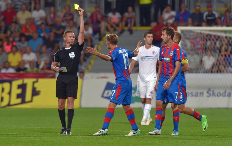 Patrik Hrošovský v rozepři s rozhodčím.