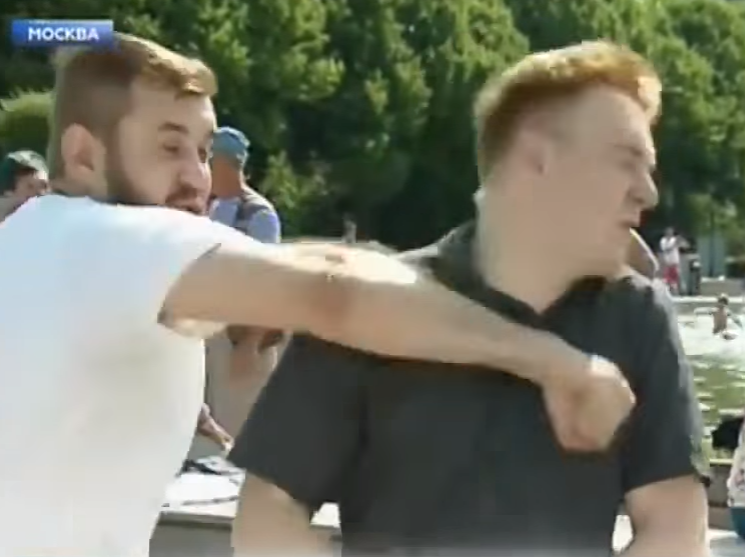 Mladý reportér dostal pěstí v přímém přenosu. Mladý reportér dostal pěstí v přímém přenosu.