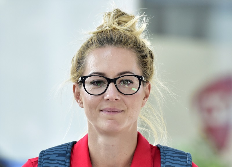 Česká překážkářka Denisa Rosolová při odletu na MS do Londýna.