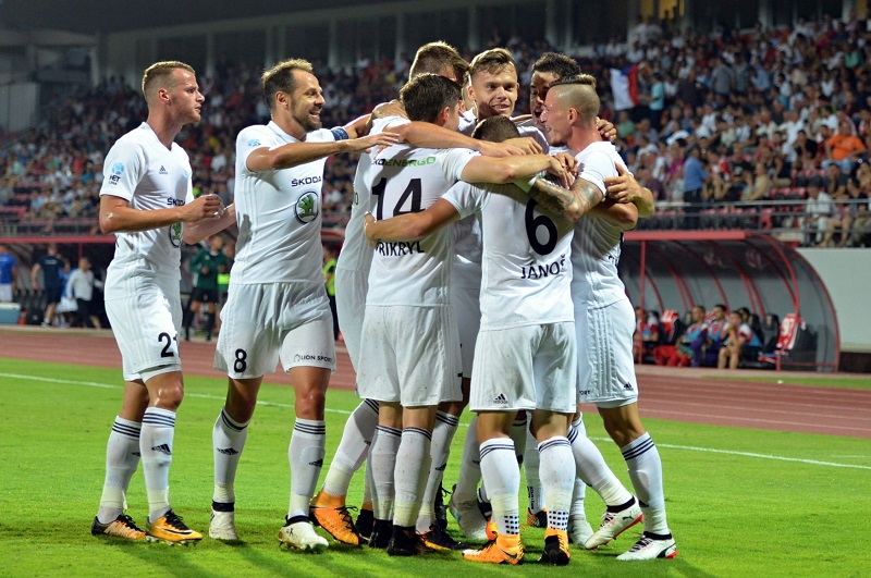Fotbalisté Mladé Boleslavi se radují ze vstřeleného gólu.