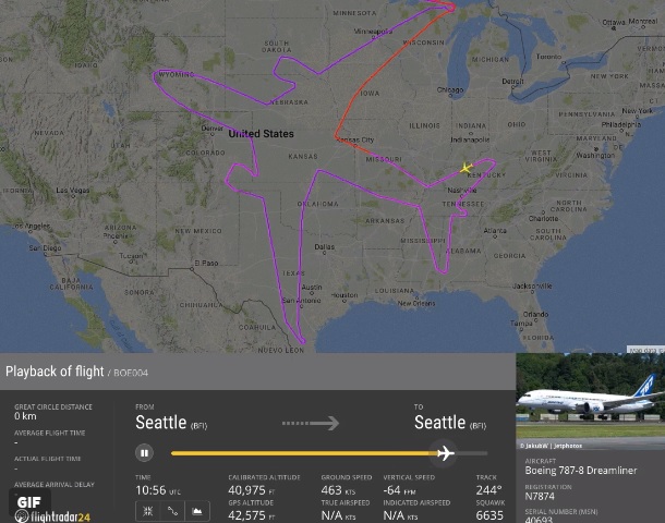 Boeing při testovacím letu nakreslil nad Amerikou tvar letadla.