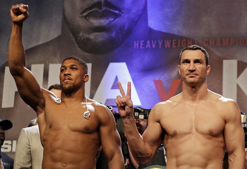 Anthony Joshua se raduje z vítězství nad Vladimirem Kličkem letos ve Wembley.