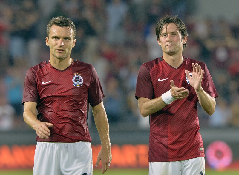 Tomáš Rosický s Davidem Lafatou děkují fanouškům po prohře s Crvenou Zvezdou Bělehrad. Tomáš Rosický s Davidem Lafatou děkují fanouškům po prohře s Crvenou Zvezdou Bělehrad.