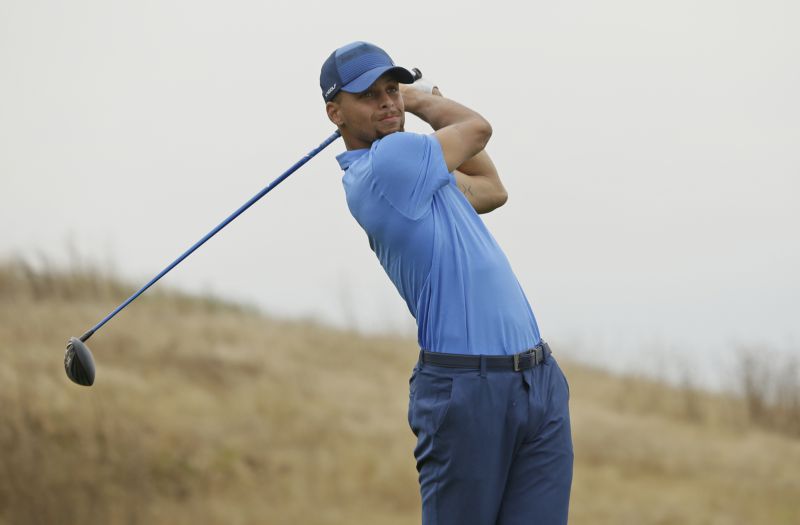 Hvězda NBA Stephen Curry na golfovém hřišti.