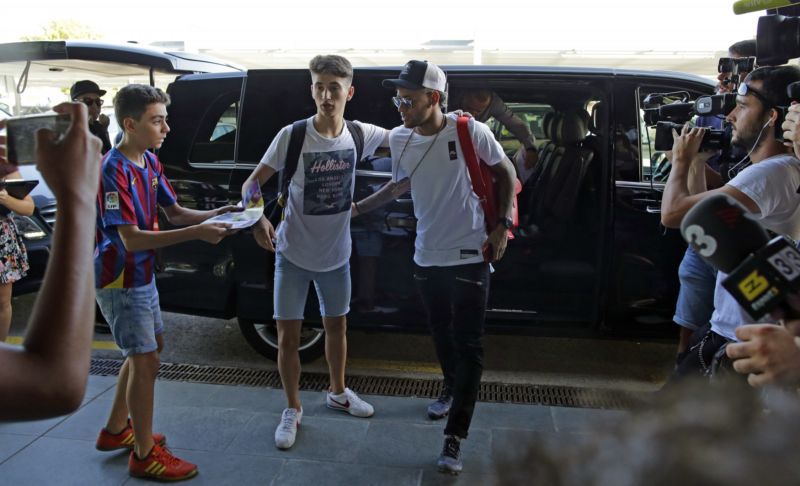 Hvězdný Neymar dorazil do Paříže.