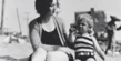 Mladá Marilyn, dříve Norma Jeane Mortenson, to neměla v dětství jednoduché. Její matka (na fotografii), které byla později diagnostikovaná paranoidní schizofrenie, jí musela dát do pěstounské péče, neboť se o dceru nedokázala postarat. Marilyn tak prožívala v mládí hotové peklo.