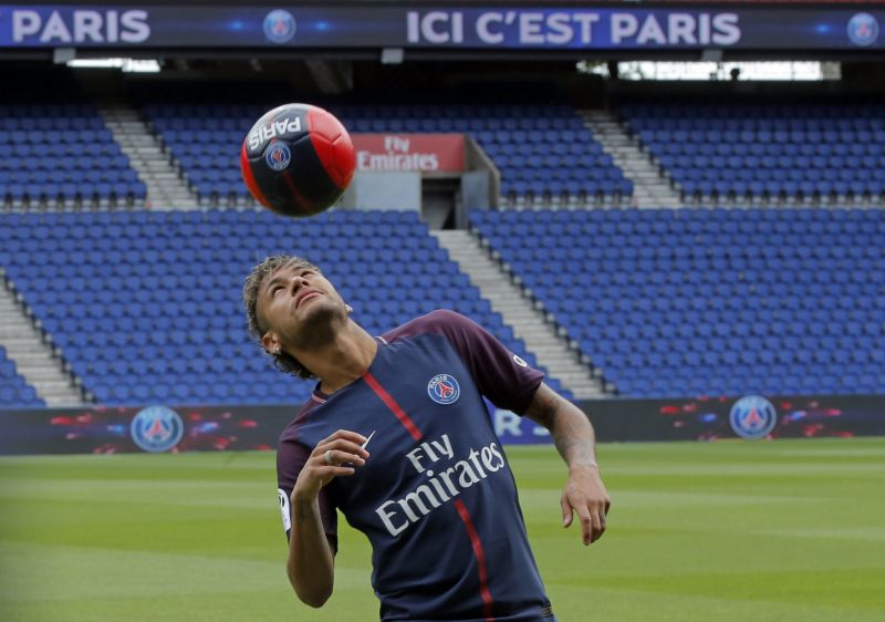 Fotbalista Neymar v novém dresu PSG.