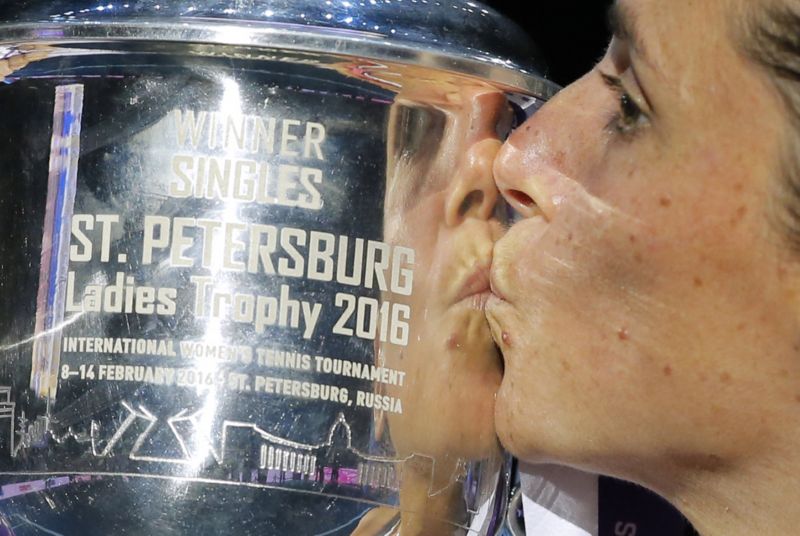 Tenistka Roberta Vinciová s jednou ze svých trofejí.