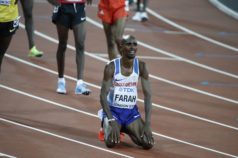 Běžec Mo Farah po triumfu na desetikilometrové trati na MS v Londýně. 
