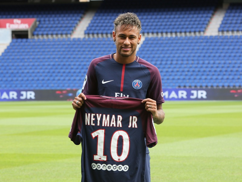 Fotbalista Neymar pózuje s dresem PSG.