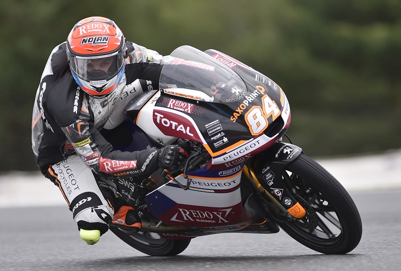 Motocyklový závodník Jakub Kornfeil při pátečním tréninku.