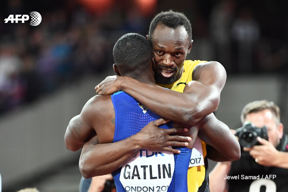 Usain Bolt a Justin Gatlin po doběhu sprintu na 100 metrů.