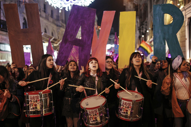 Demonstrace žen v Turecku z letošního Mezinárodního dne žen.