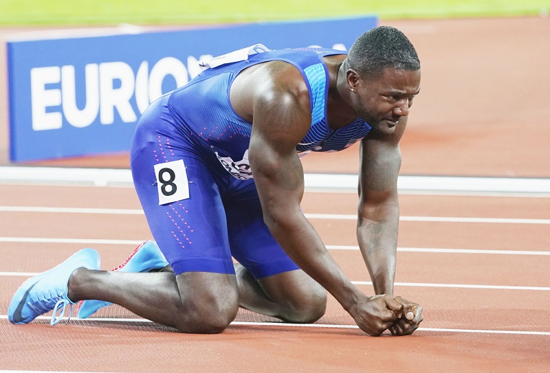 Americký sprinter Justin Gatlin po vítězství v závodě na sto metrů na MS v Londýně. Americký sprinter Justin Gatlin po vítězství v závodě na sto metrů na MS v Londýně.