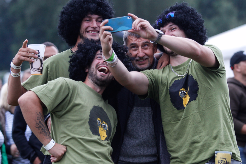Andrej Babiš obklopen svými příznivci. 