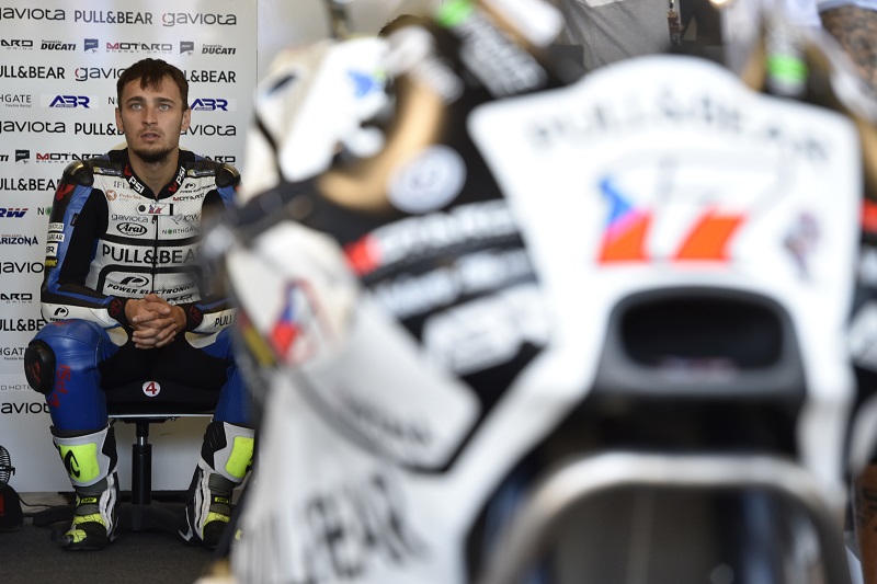 Motocyklov závodník Karel Abraham odpočívá v boxech. 