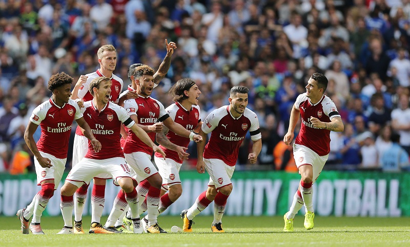 Fotbalisté Arsenalu se radují ze zisku anglického superpoháru.