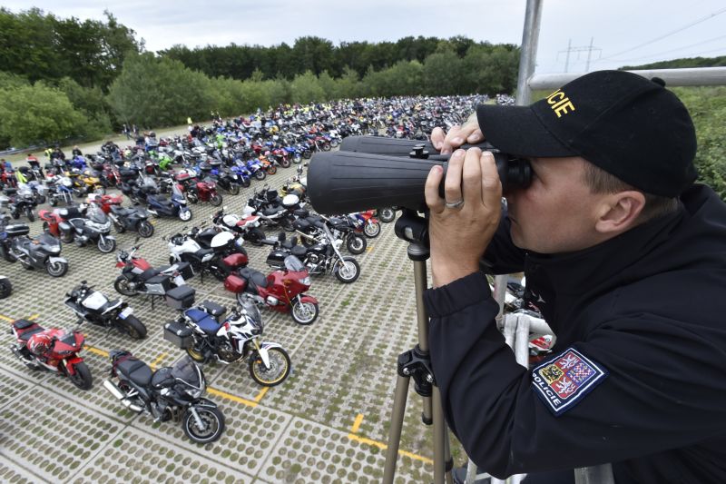 Policista sleduje situaci při příjezdu diváků.