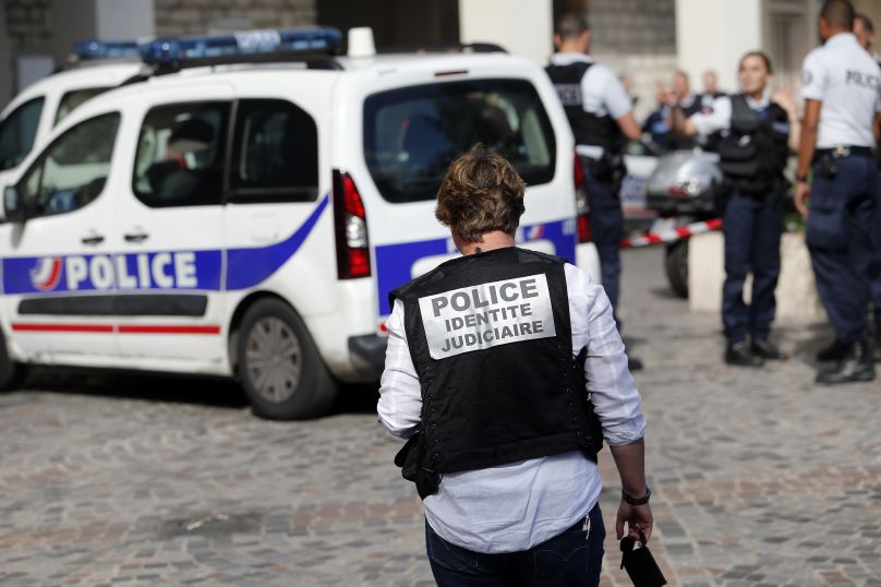 Policejní manévry po incidentu v Paříži.