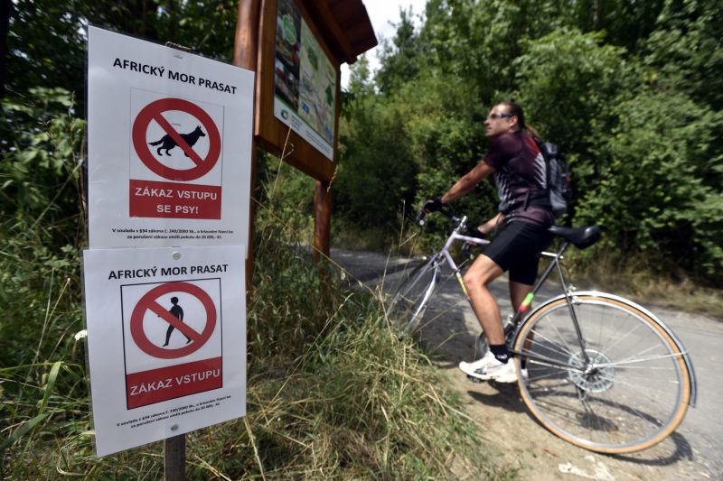 Cedule zakazující vstup lidem, Zlínsko.