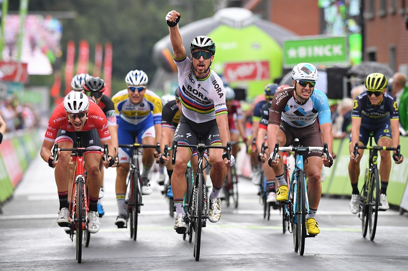 Slovenský cyklista Peter Sagan se raduje z etapového vítězství v závodě BinckBank Tour.