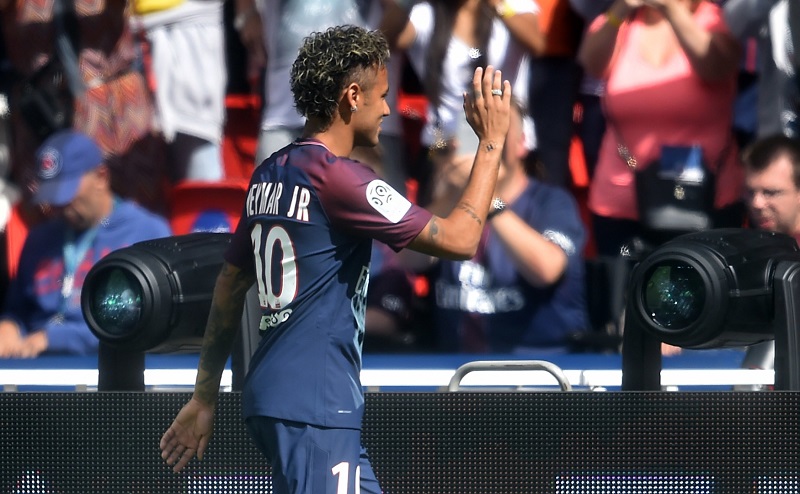 Fotbalista Neymar ve dresu svého nového klubu - Paris St. Germain.