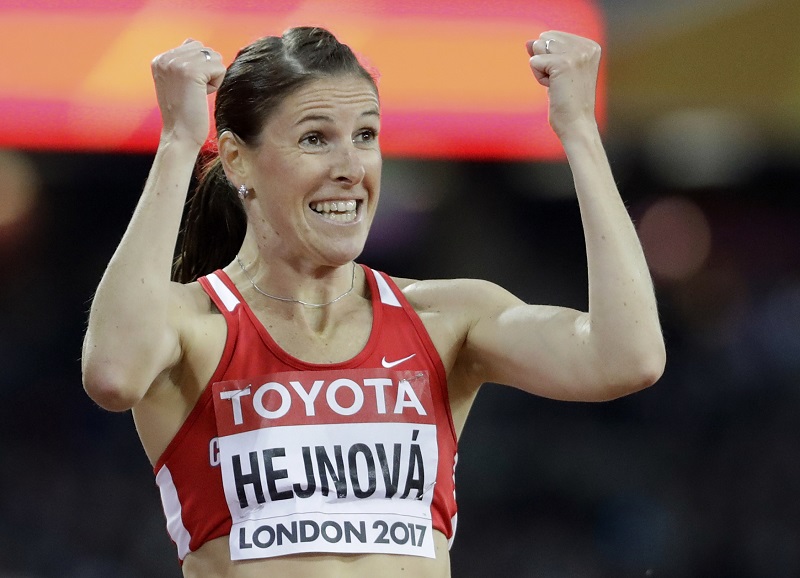 Česká běžkyně Zuzana Hejnová se raduje z postupu do finále 400 metrů překážek na MS v Londýně.