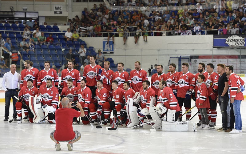 Kompletní tým českých sportovců v exhibici charitativního projektu.