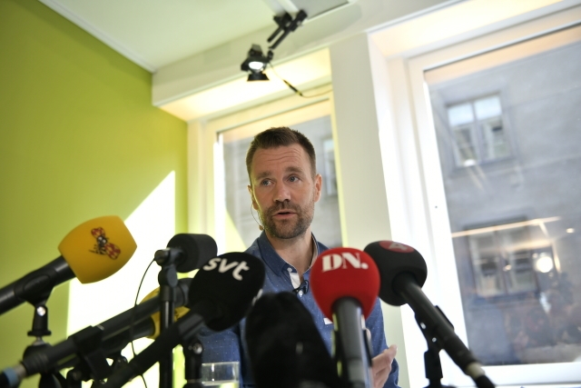 Johan Gustafsson na tiskové konferenci.