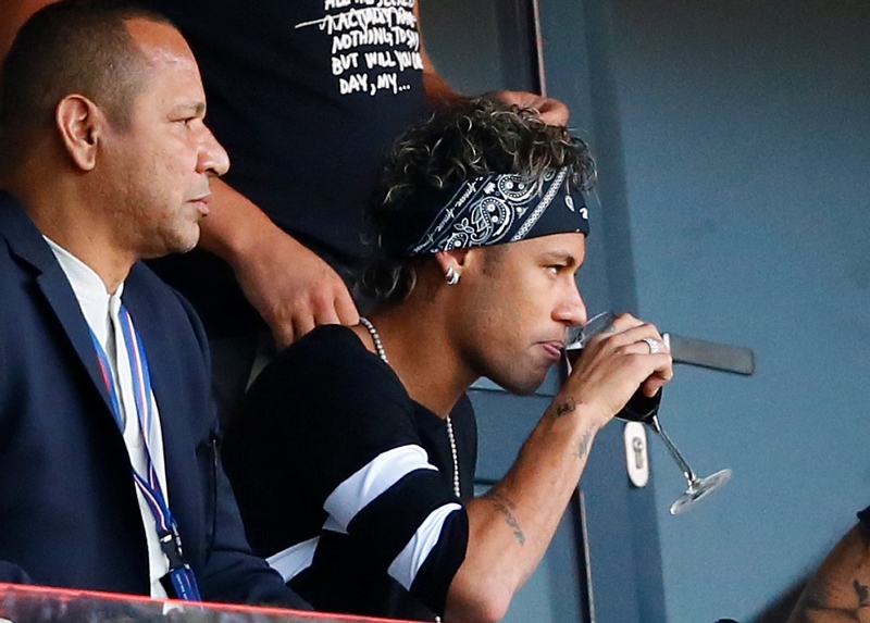 Brazilec Neymar možná zůstane opět na tribuně.