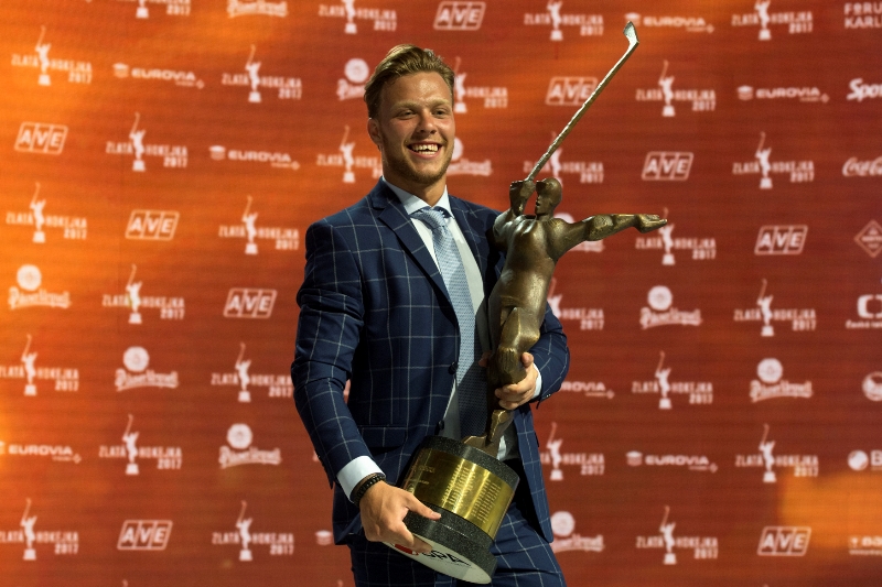 David Pastrňák s cenou Zlatá hokejka za uplynulou sezonu. David Pastrňák s cenou Zlatá hokejka za uplynulou sezonu.